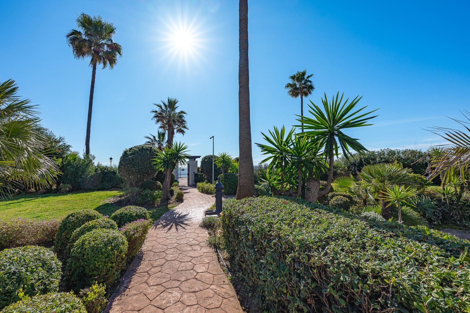 3 sypialnia Penthouse na sprzedaż w Estepona z basenem garażem - 2 695 000 € (Ref: 10033654)