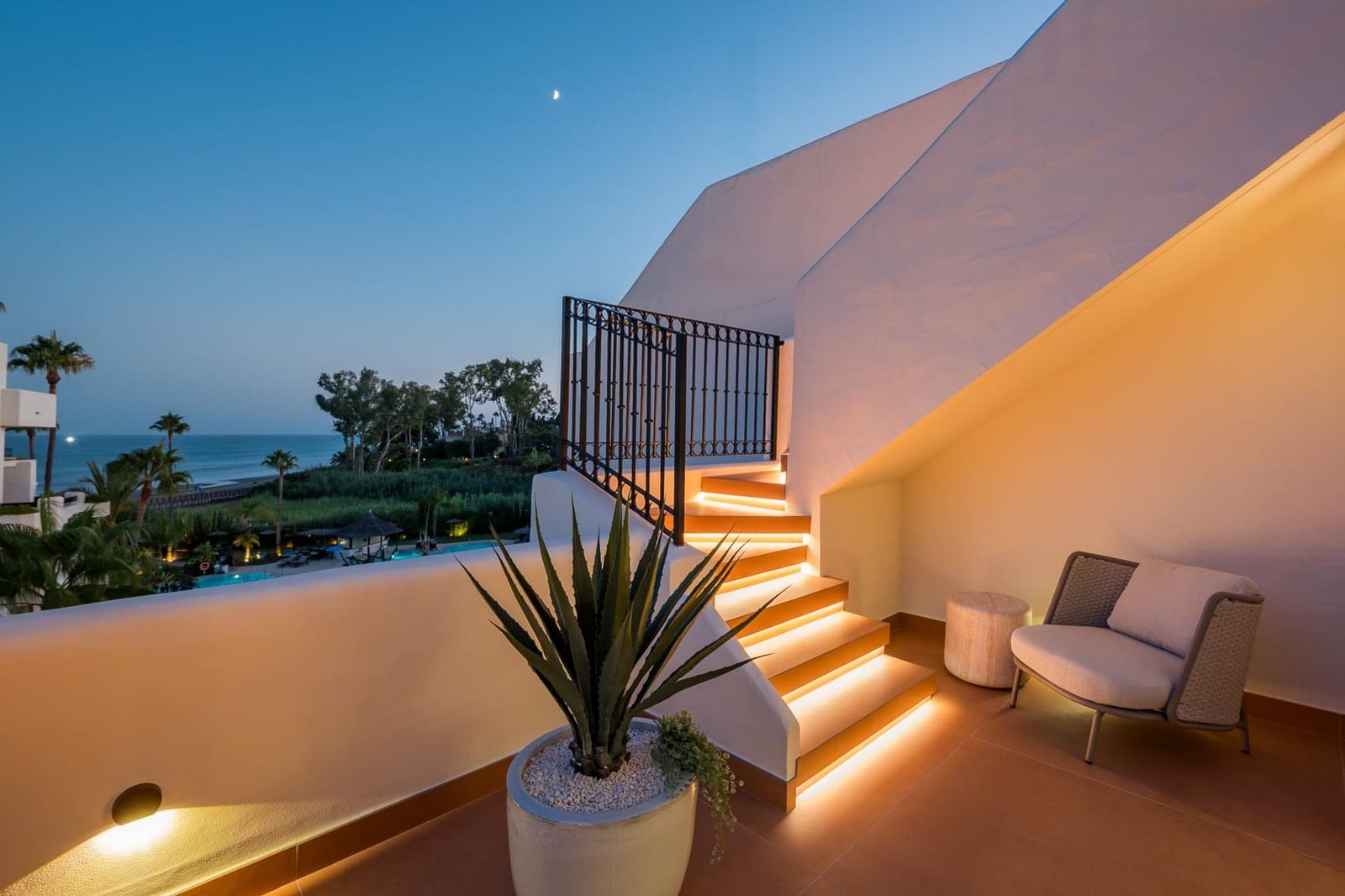 3 sypialnia Penthouse na sprzedaż w Estepona z basenem garażem - 2 695 000 € (Ref: 10033654)