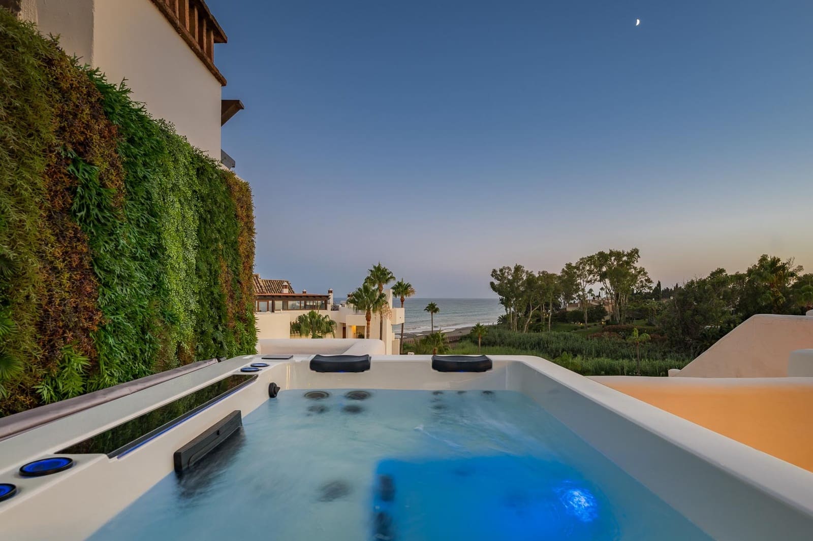 3 sypialnia Penthouse na sprzedaż w Estepona z basenem garażem - 2 695 000 € (Ref: 10033654)