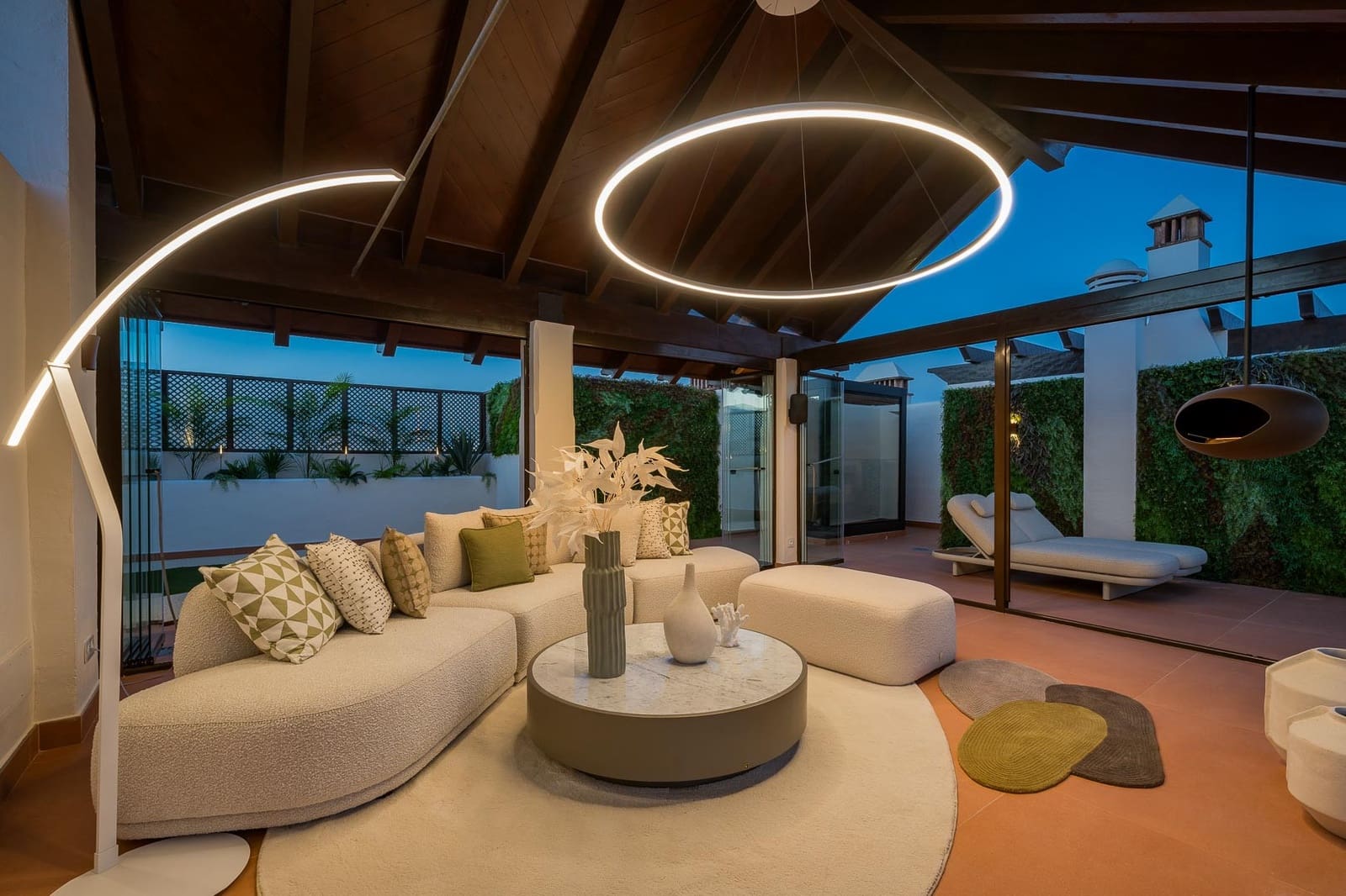 3 sypialnia Penthouse na sprzedaż w Estepona z basenem garażem - 2 695 000 € (Ref: 10033654)