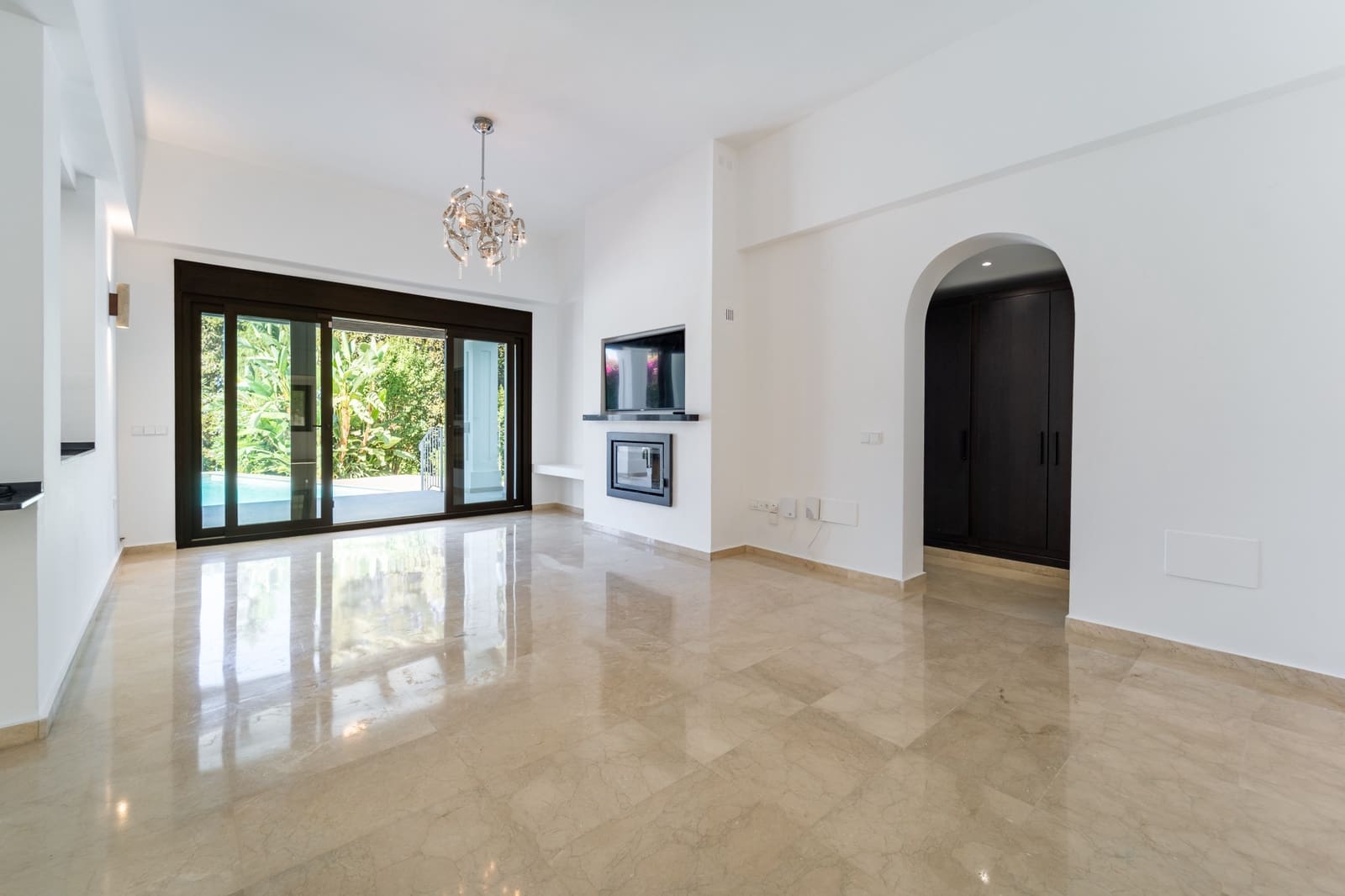 5 bedroom Villa for sale in Marbella with pool garage - € 1,995,000 (Ref: 10038123)