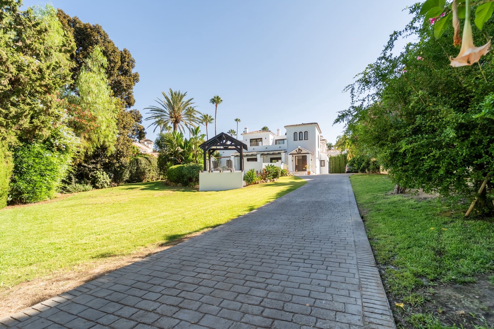 5 bedroom Villa for sale in Marbella with pool garage - € 1,995,000 (Ref: 10038123)