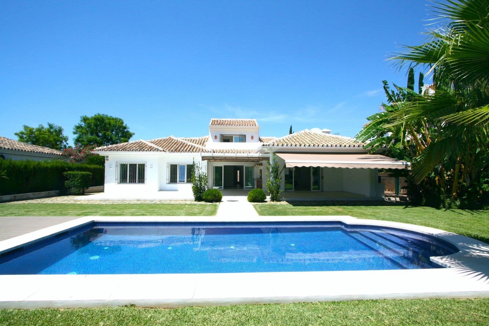 3 soveværelse Villa til salg i Mijas Costa med swimmingpool garage - € 1.295.000 (Ref: 10044754)