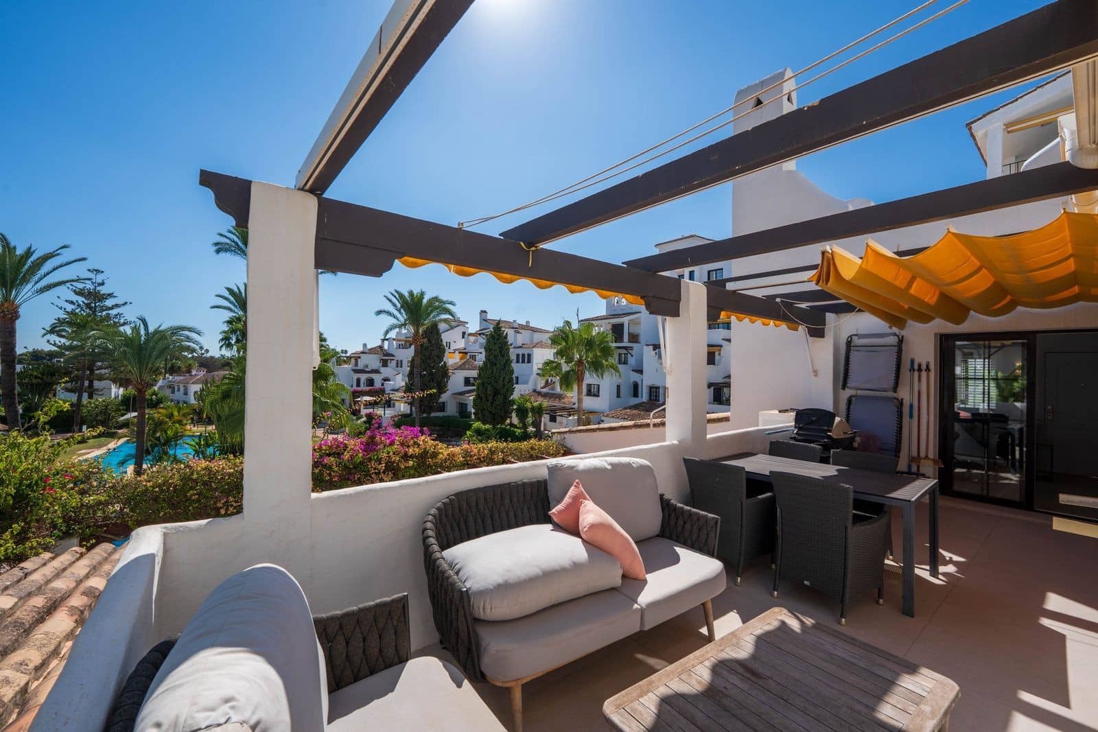 2 sovrum Lägenhet till salu i Nueva Andalucia med pool garage - 995 000 € (Ref: 10044761)