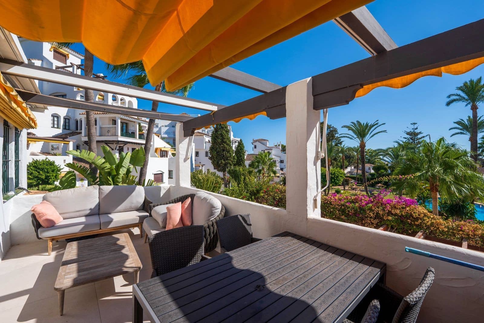 2 sovrum Lägenhet till salu i Nueva Andalucia med pool garage - 995 000 € (Ref: 10044761)