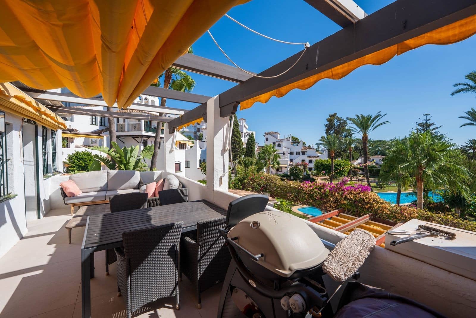 2 sovrum Lägenhet till salu i Nueva Andalucia med pool garage - 995 000 € (Ref: 10044761)