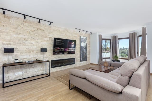 6 bedroom Villa for sale in Estepona with pool garage - € 2,195,000 (Ref: 10044764)