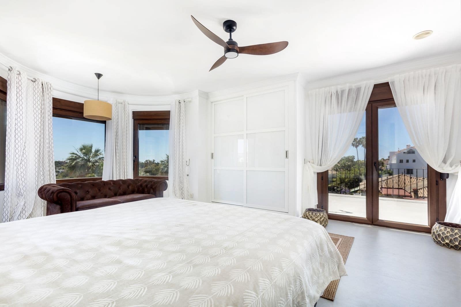 6 bedroom Villa for sale in Estepona with pool garage - € 2,195,000 (Ref: 10044764)