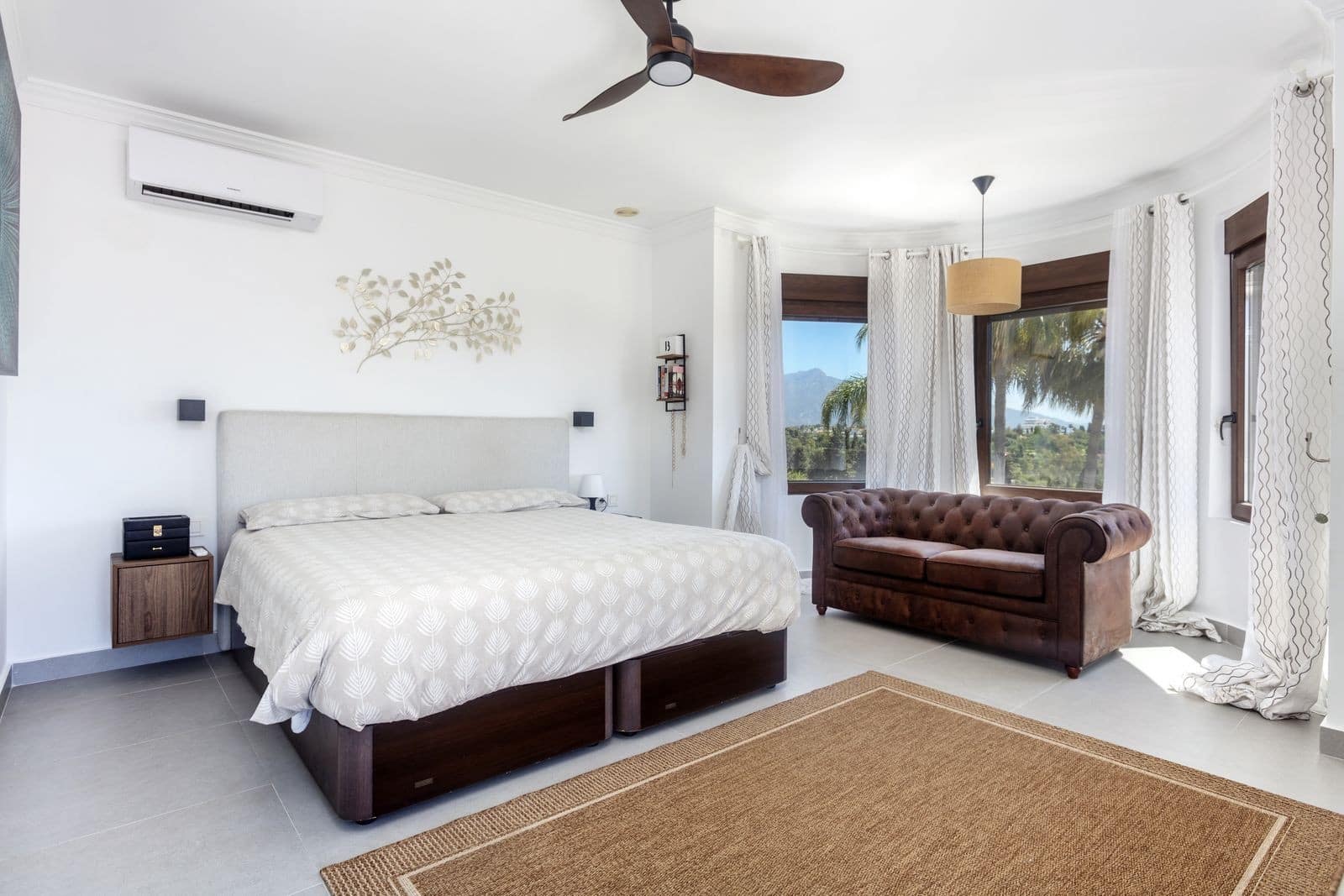 6 bedroom Villa for sale in Estepona with pool garage - € 2,195,000 (Ref: 10044764)