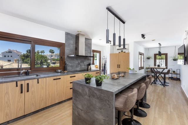 6 bedroom Villa for sale in Estepona with pool garage - € 2,195,000 (Ref: 10044764)
