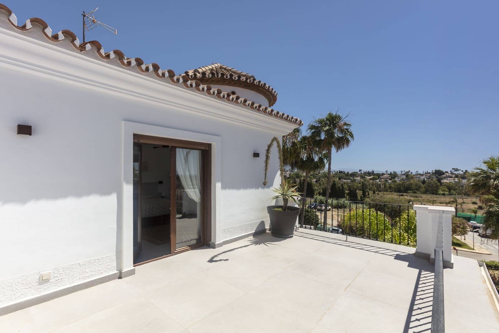 6 bedroom Villa for sale in Estepona with pool garage - € 2,195,000 (Ref: 10044764)