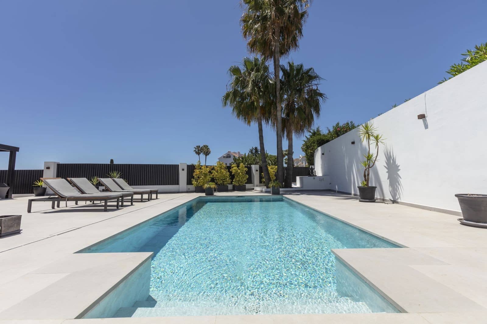 6 bedroom Villa for sale in Estepona with pool garage - € 2,195,000 (Ref: 10044764)