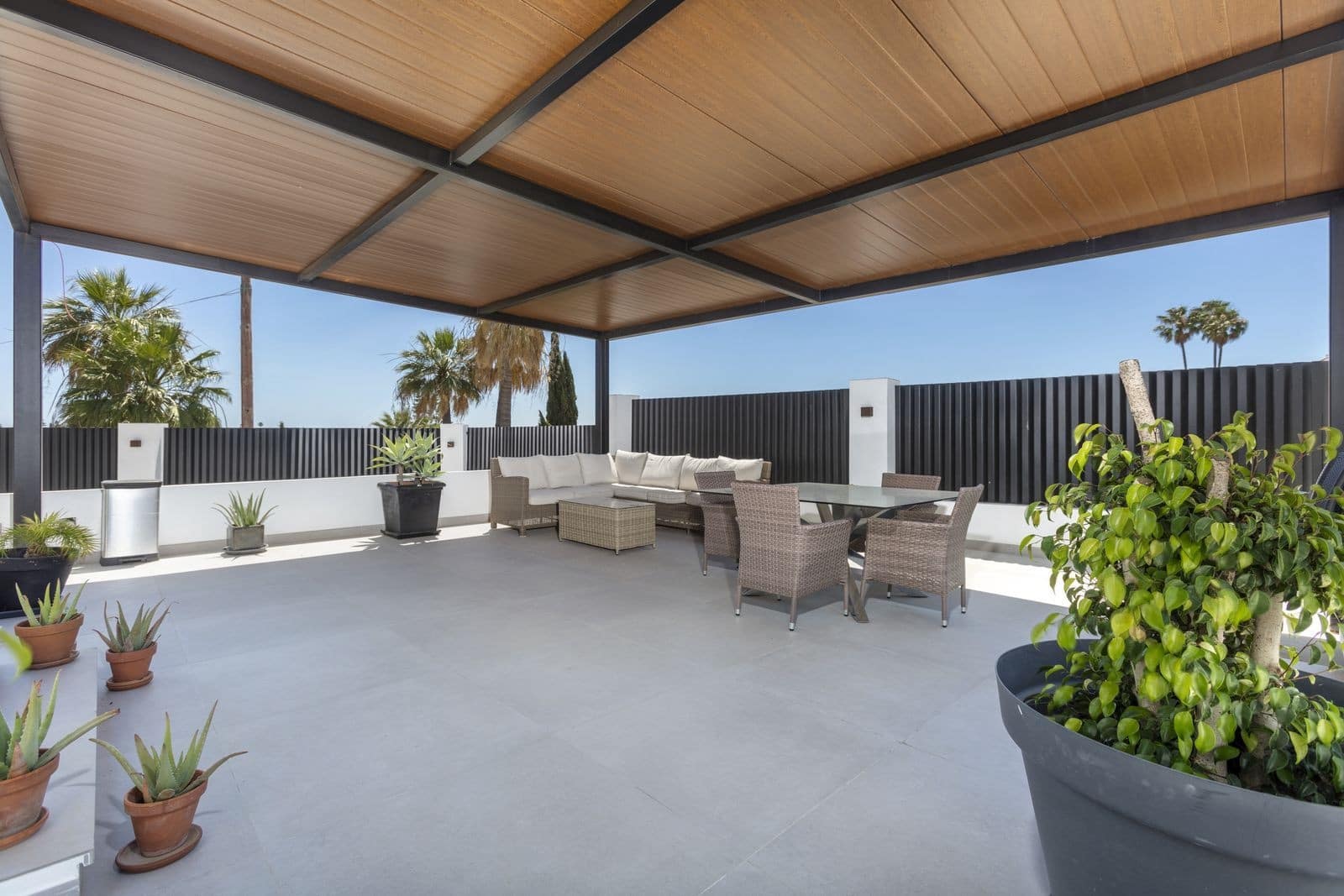 6 bedroom Villa for sale in Estepona with pool garage - € 2,195,000 (Ref: 10044764)
