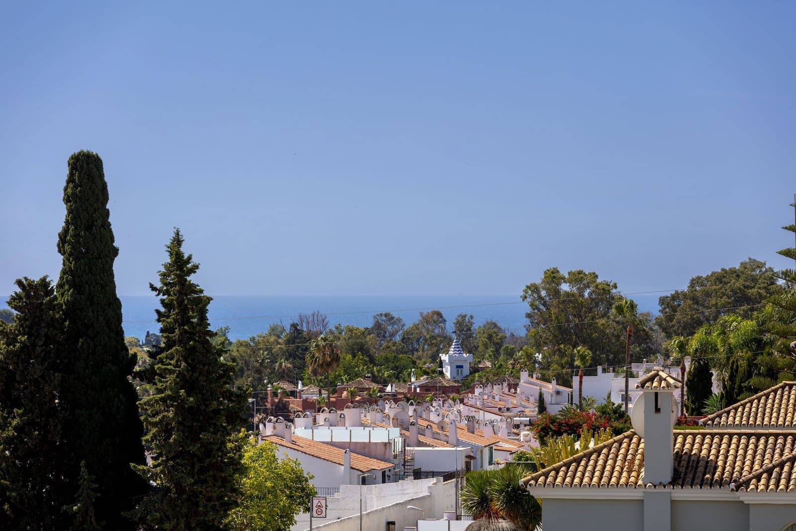 6 bedroom Villa for sale in Estepona with pool garage - € 2,195,000 (Ref: 10044764)