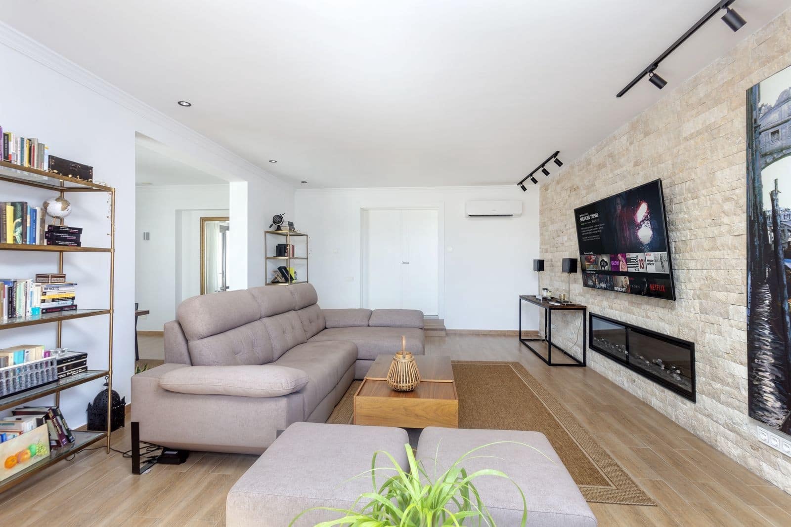 6 bedroom Villa for sale in Estepona with pool garage - € 2,195,000 (Ref: 10044764)