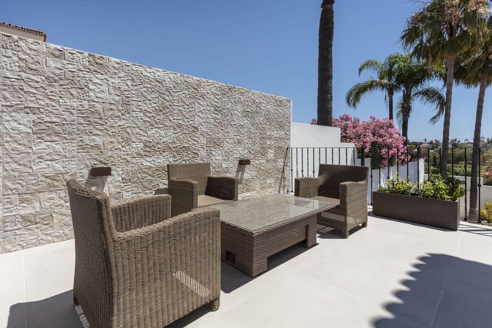6 bedroom Villa for sale in Estepona with pool garage - € 2,195,000 (Ref: 10044764)