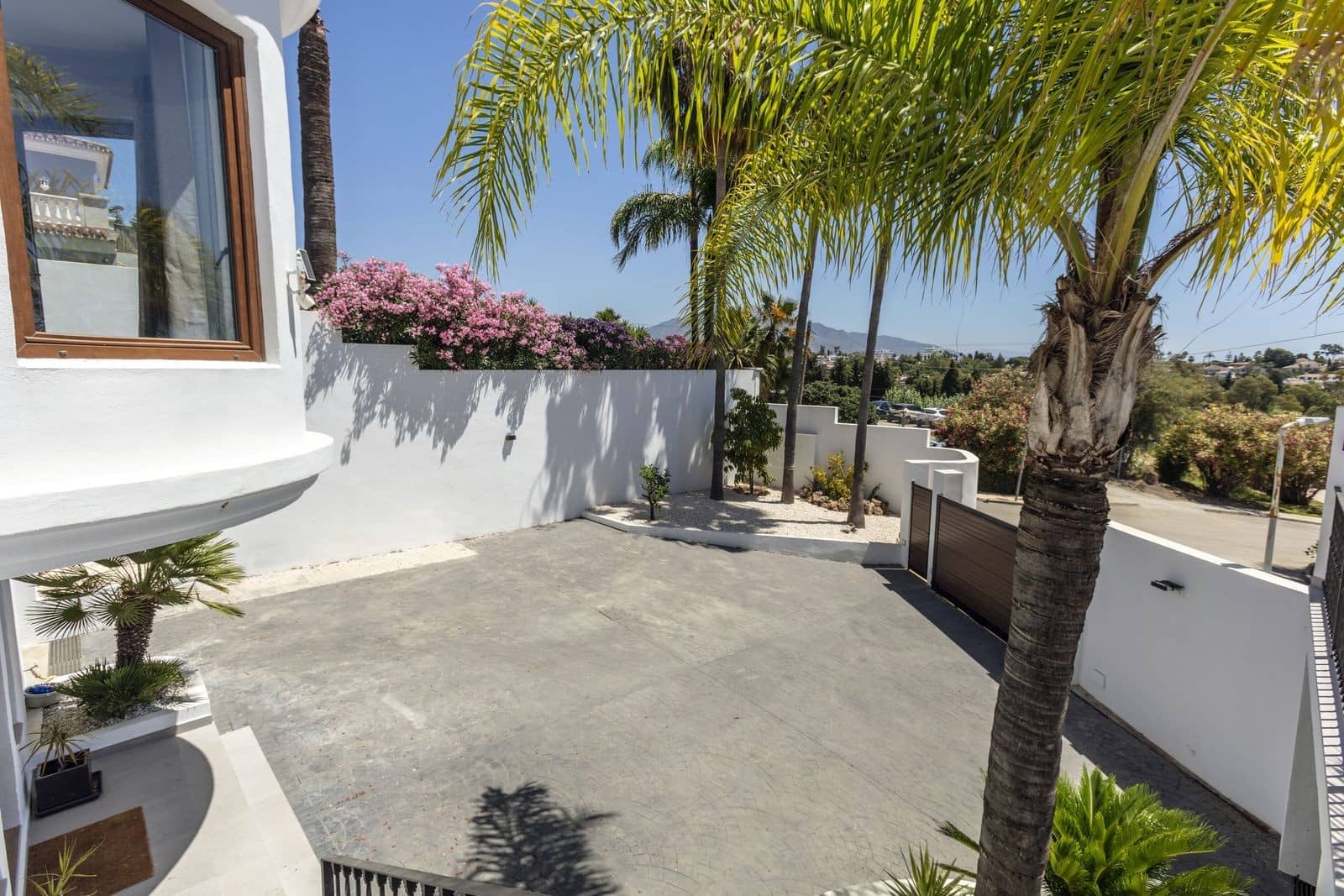 6 bedroom Villa for sale in Estepona with pool garage - € 2,195,000 (Ref: 10044764)