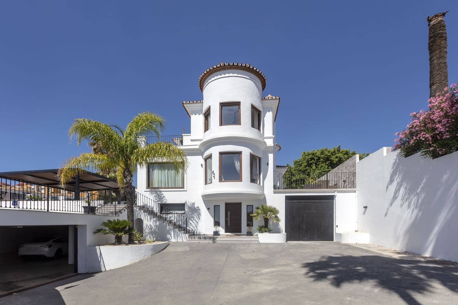 6 bedroom Villa for sale in Estepona with pool garage - € 2,195,000 (Ref: 10044764)