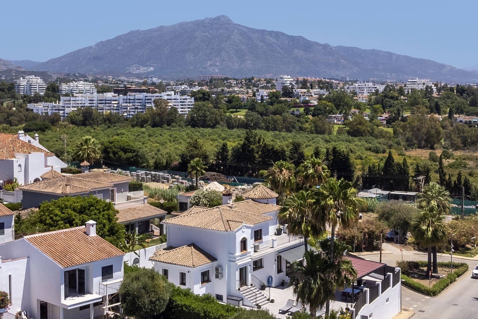 6 bedroom Villa for sale in Estepona with pool garage - € 2,195,000 (Ref: 10044764)