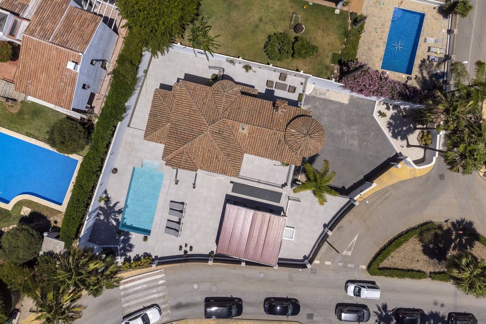 6 bedroom Villa for sale in Estepona with pool garage - € 2,195,000 (Ref: 10044764)