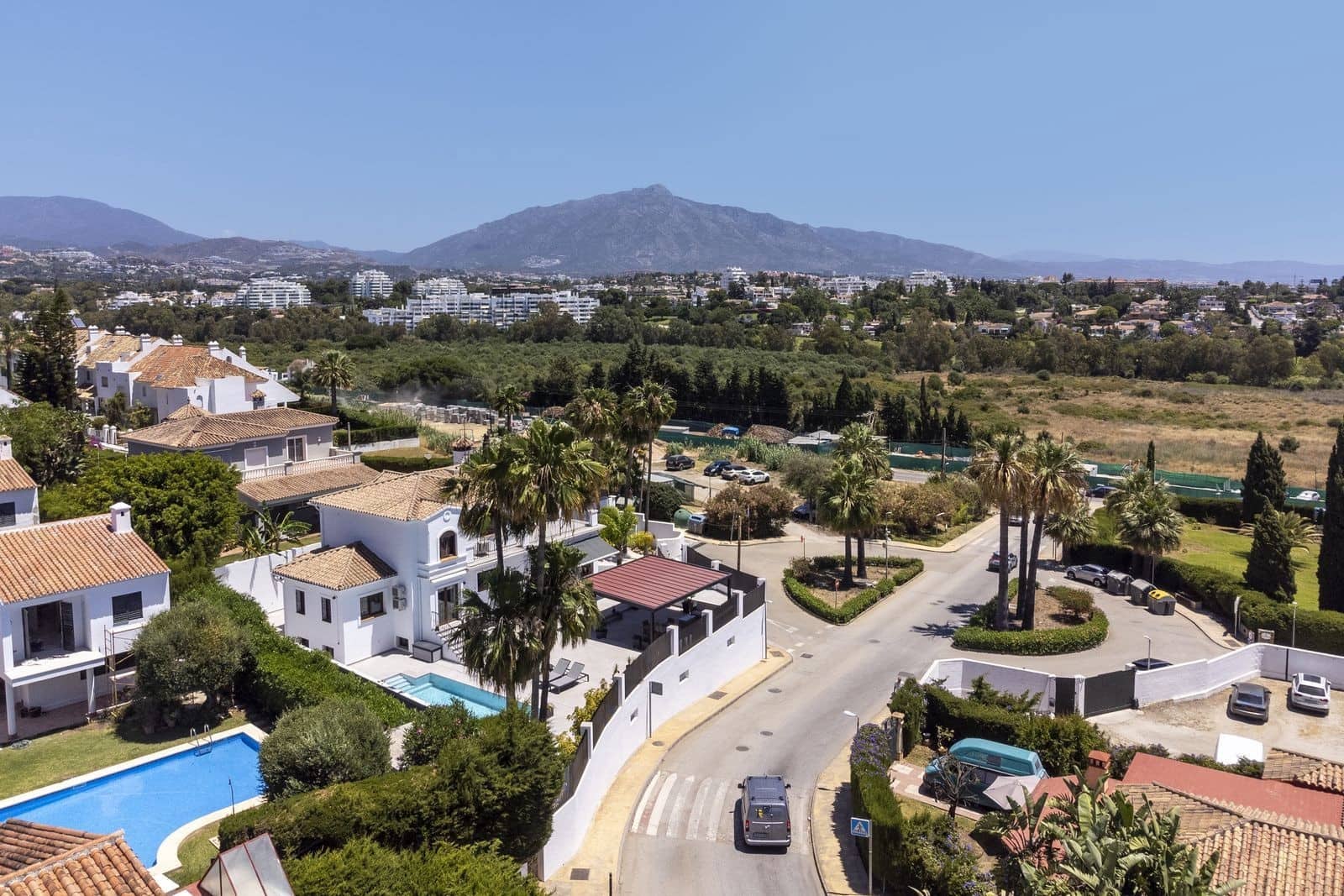 6 bedroom Villa for sale in Estepona with pool garage - € 2,195,000 (Ref: 10044764)