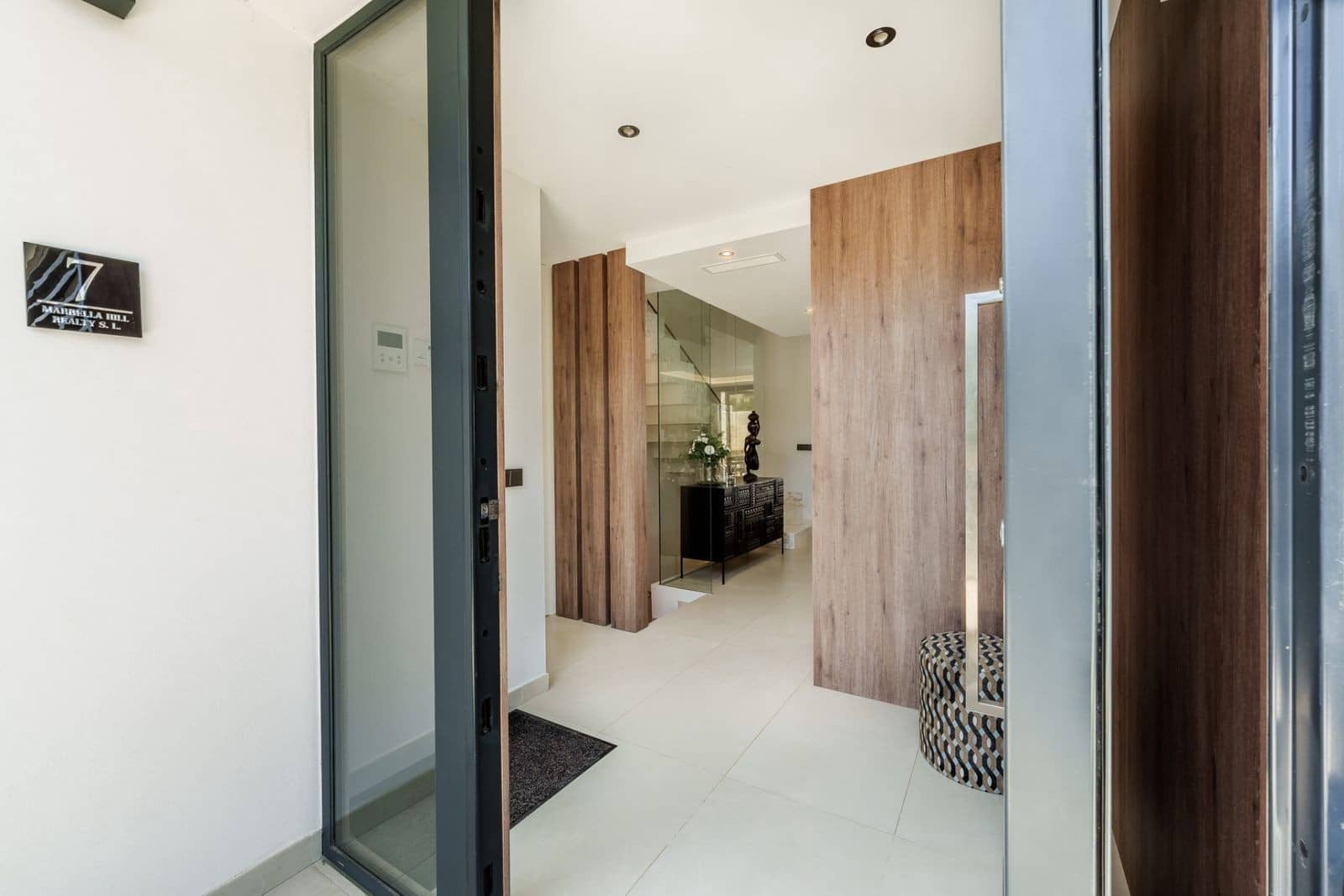 5 bedroom Semi-detached Villa for sale in Puerto Banus with pool garage - € 2,585,000 (Ref: 10047068)
