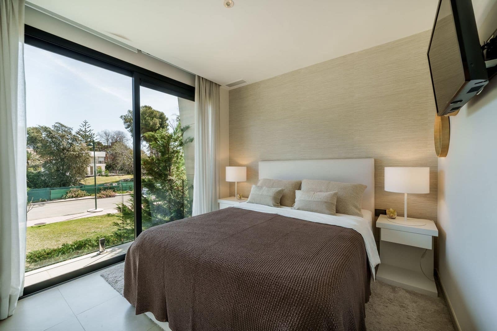 5 bedroom Semi-detached Villa for sale in Puerto Banus with pool garage - € 2,585,000 (Ref: 10047068)