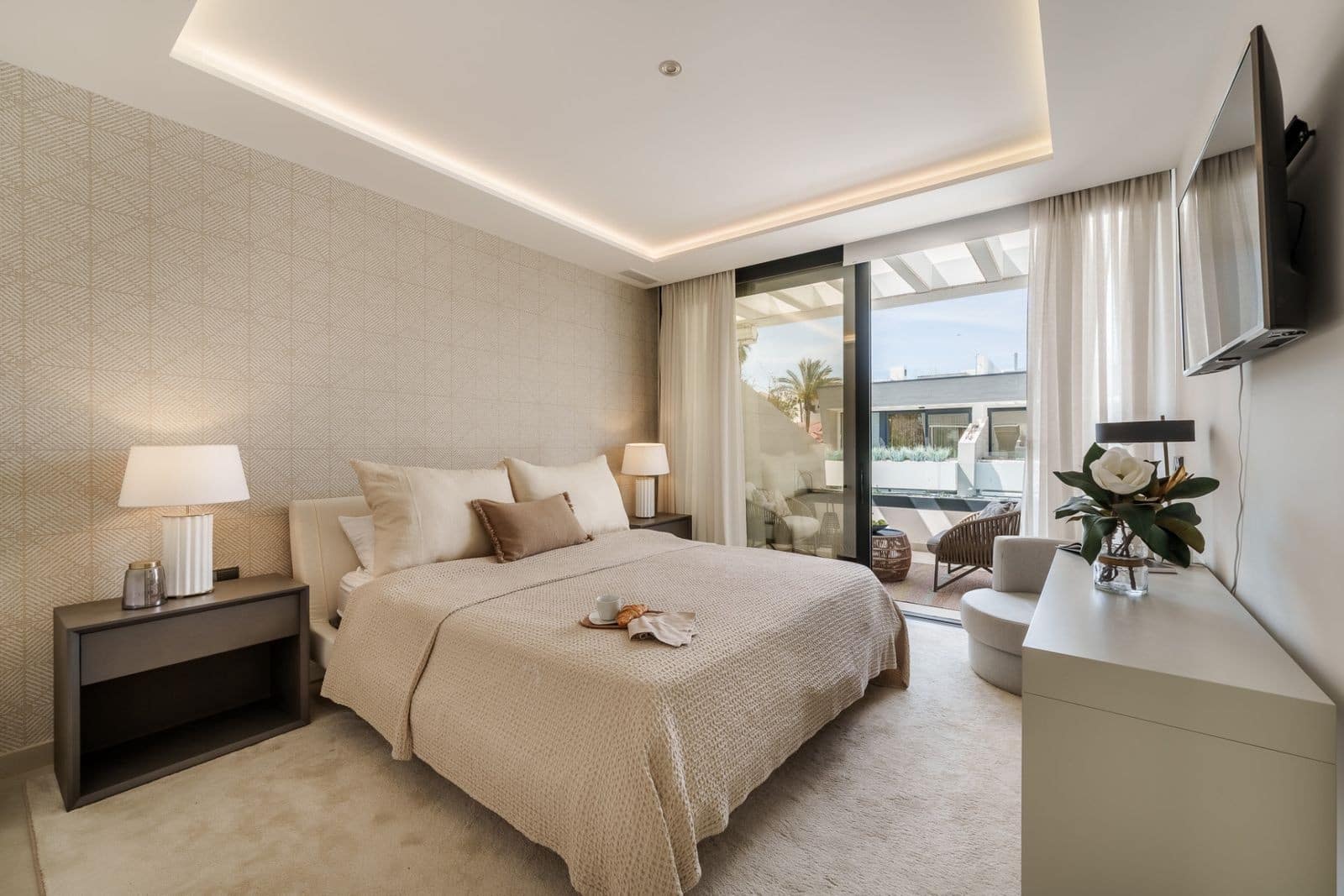 5 bedroom Semi-detached Villa for sale in Puerto Banus with pool garage - € 2,585,000 (Ref: 10047068)
