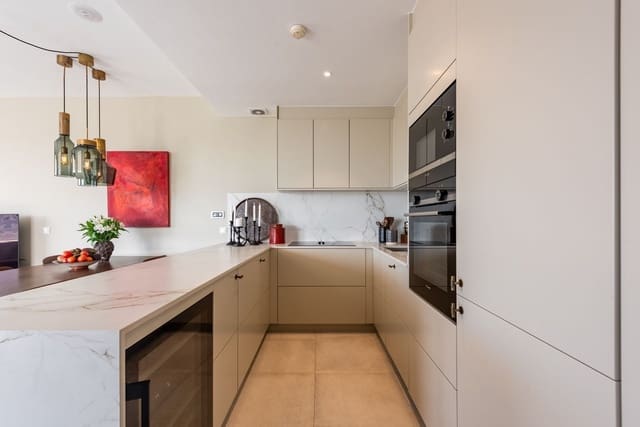 3 sypialnia Penthouse na sprzedaż w El Paraiso, Estepona z basenem garażem - 899 000 € (Ref: 10048949)