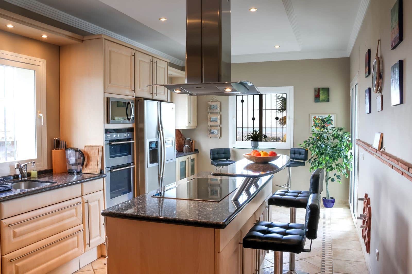 6 bedroom Villa for sale in Marbella with pool garage - € 2,750,000 (Ref: 10054923)
