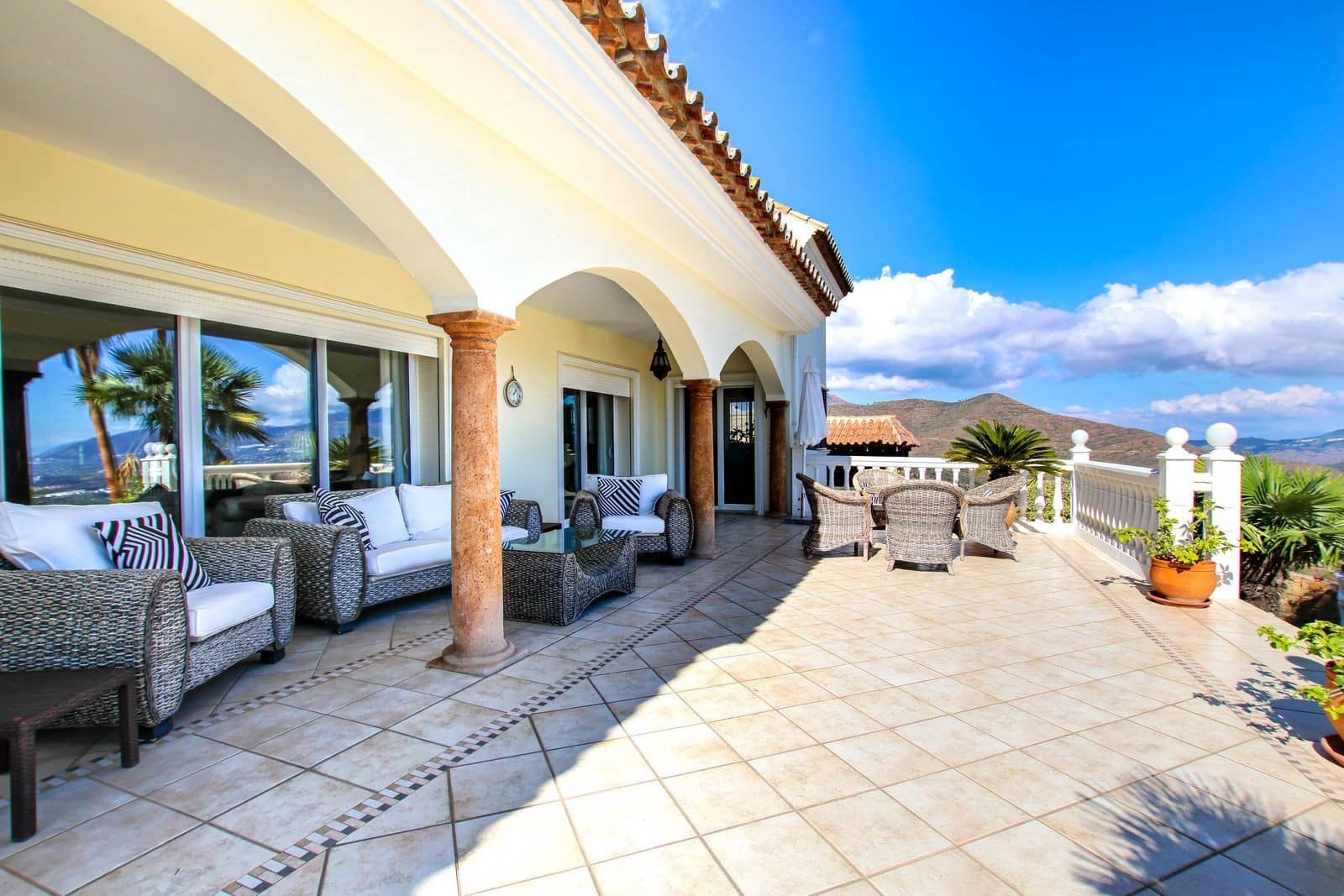 6 bedroom Villa for sale in Marbella with pool garage - € 2,750,000 (Ref: 10054923)