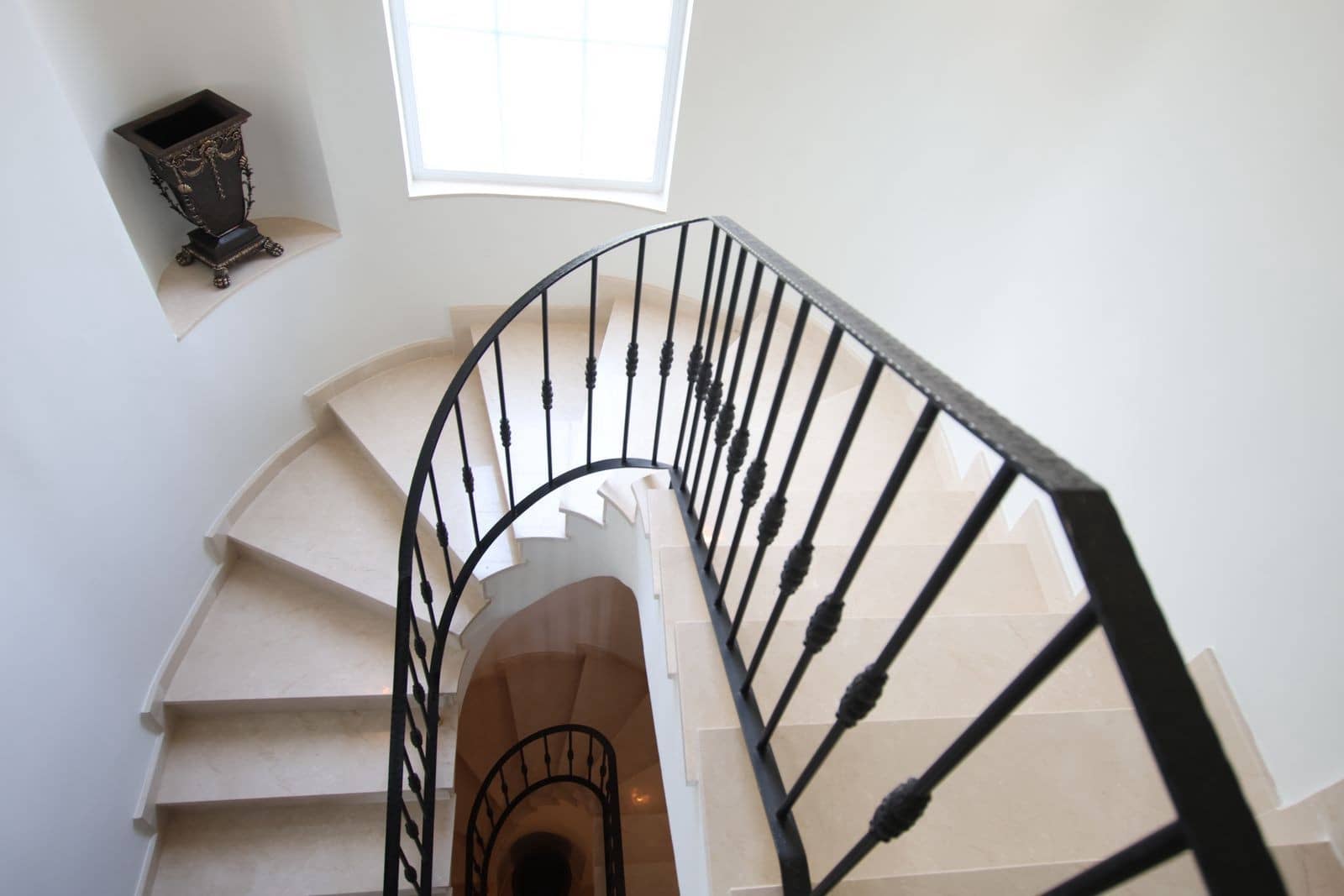 6 bedroom Villa for sale in Marbella with pool garage - € 2,750,000 (Ref: 10054923)