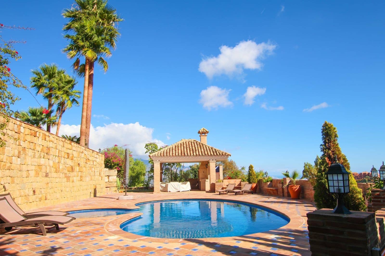 6 bedroom Villa for sale in Marbella with pool garage - € 2,750,000 (Ref: 10054923)