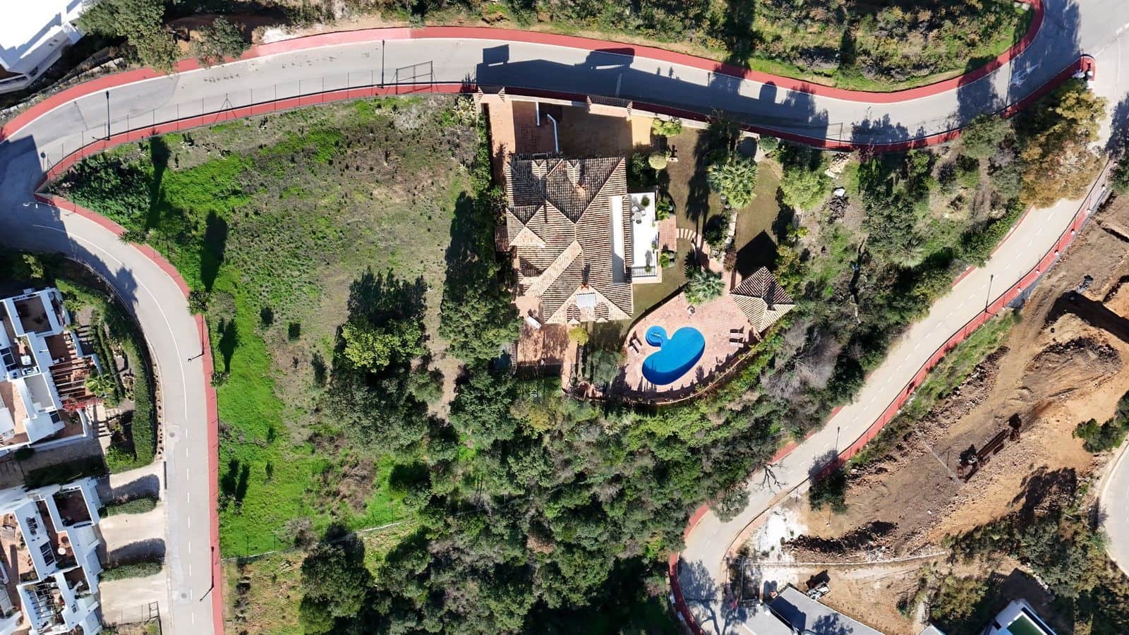 6 bedroom Villa for sale in Marbella with pool garage - € 2,750,000 (Ref: 10054923)