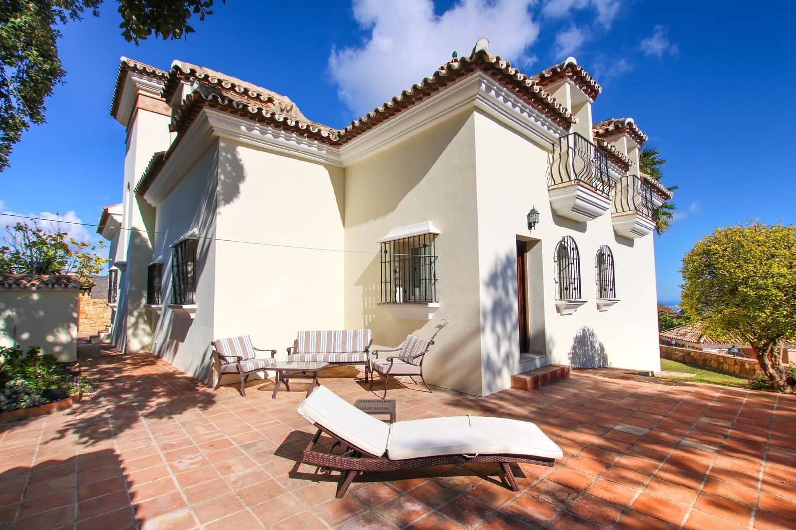 6 bedroom Villa for sale in Marbella with pool garage - € 2,750,000 (Ref: 10054923)