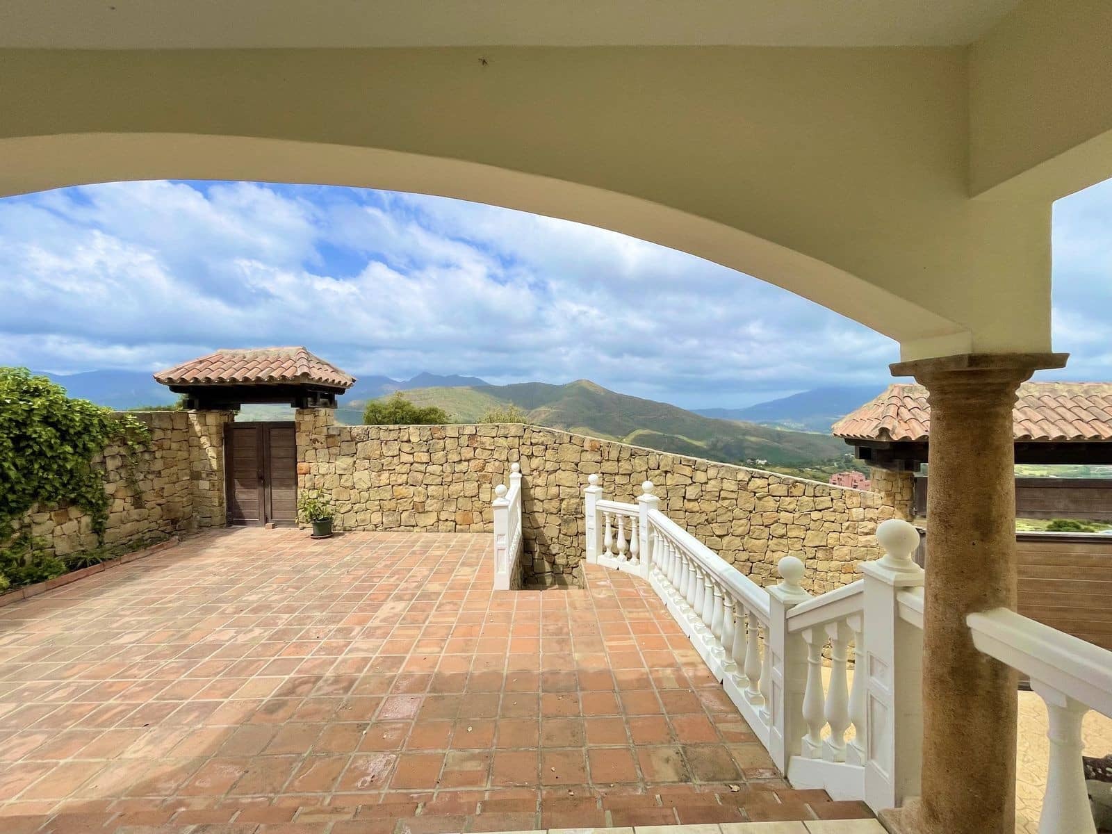 6 bedroom Villa for sale in Marbella with pool garage - € 2,750,000 (Ref: 10054923)