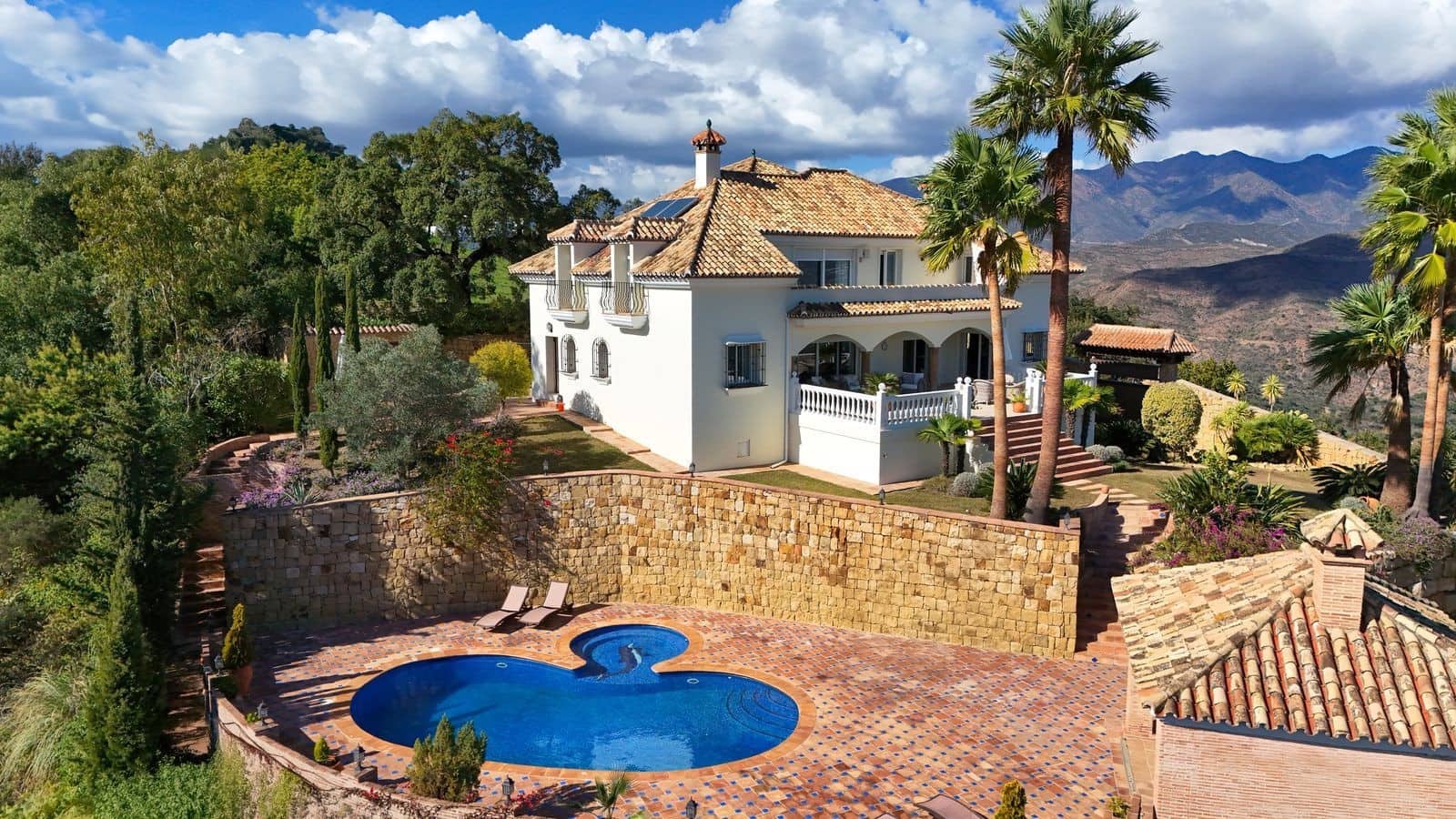 6 bedroom Villa for sale in Marbella with pool garage - € 2,750,000 (Ref: 10054923)