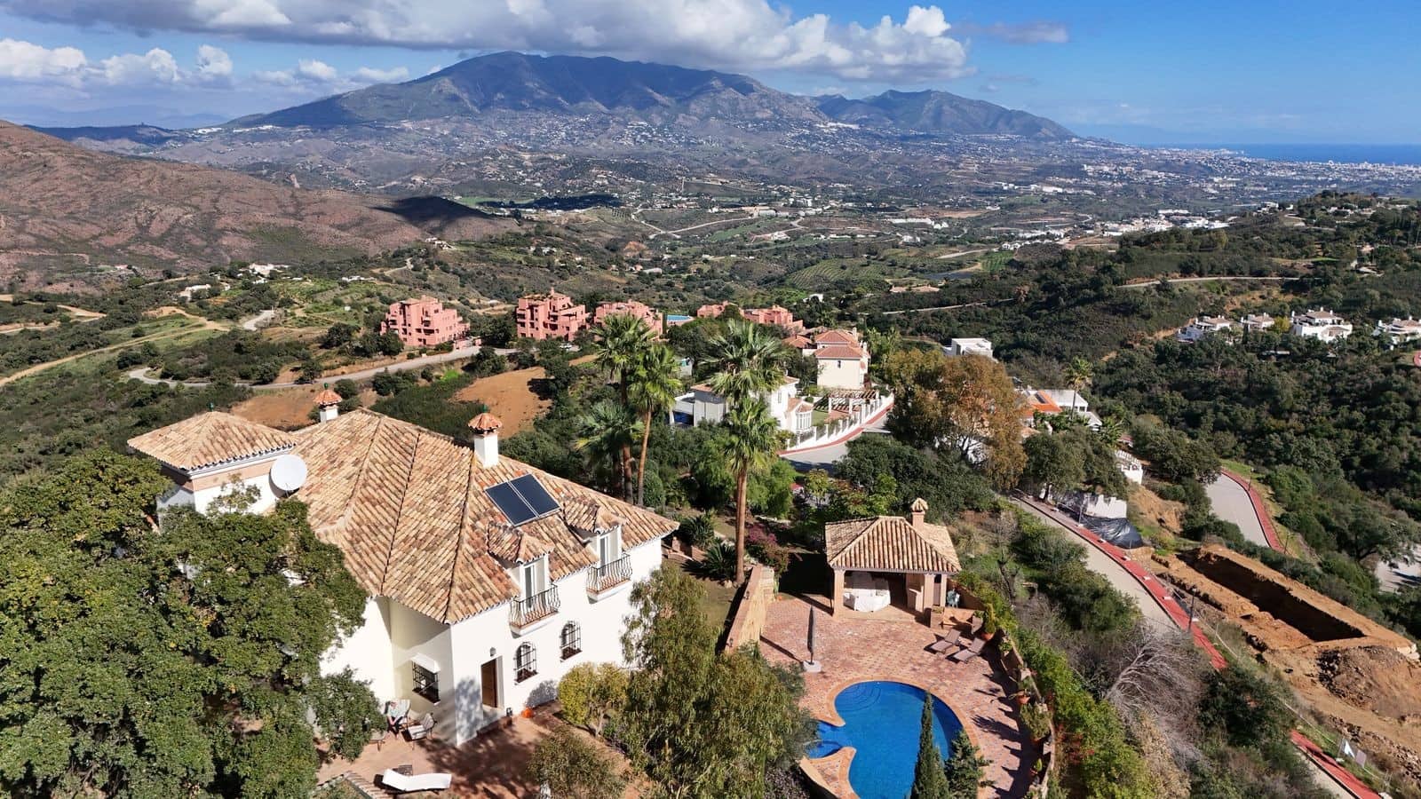 6 bedroom Villa for sale in Marbella with pool garage - € 2,750,000 (Ref: 10054923)