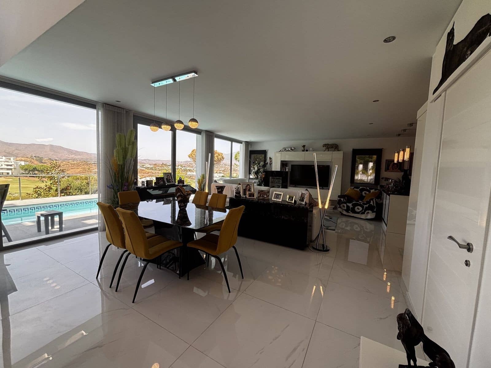 3 soverom Villa til salgs i Mijas Costa med svømmebasseng garasje - € 1 850 000 (Ref: 10054926)