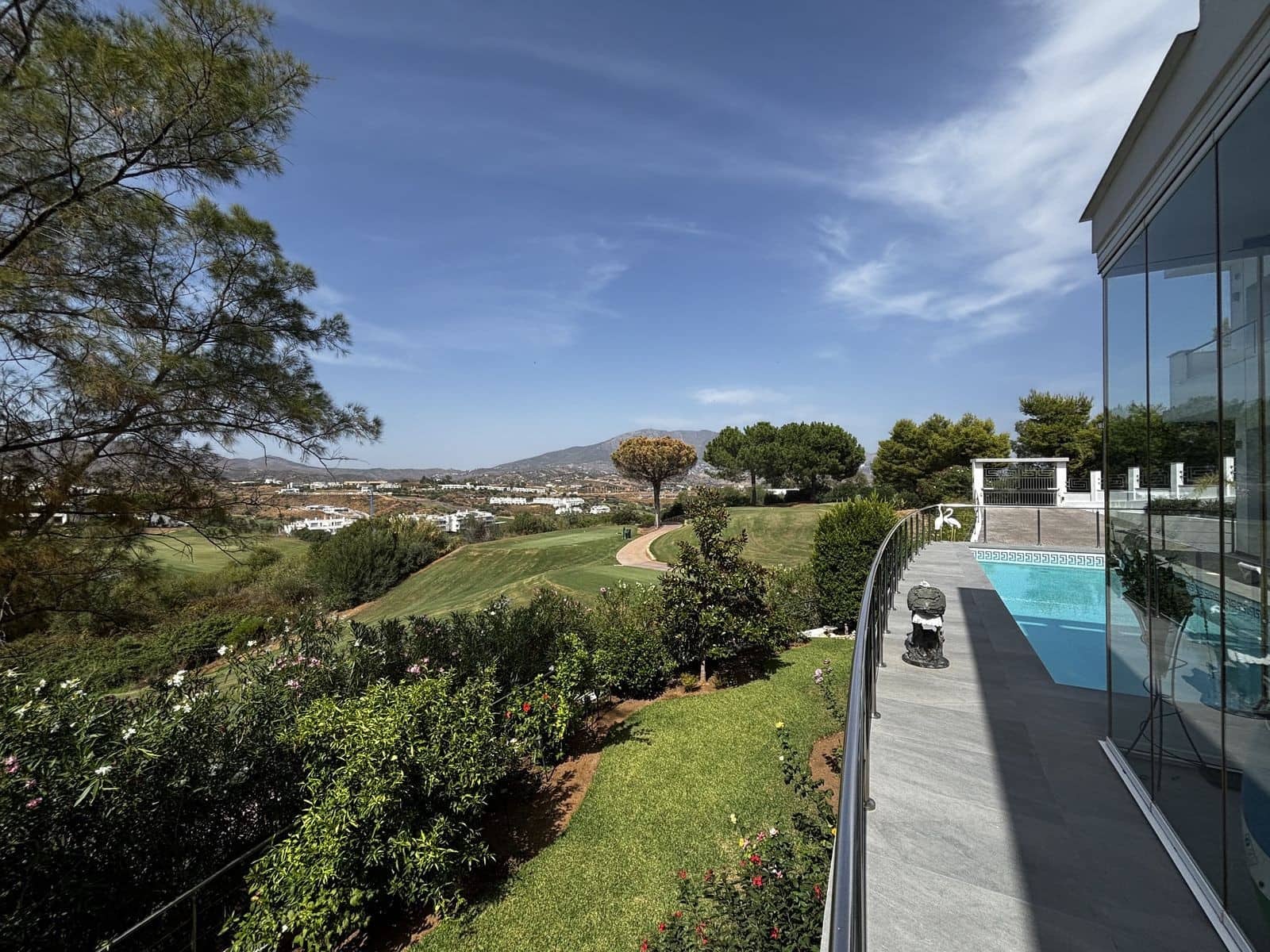 3 soverom Villa til salgs i Mijas Costa med svømmebasseng garasje - € 1 850 000 (Ref: 10054926)