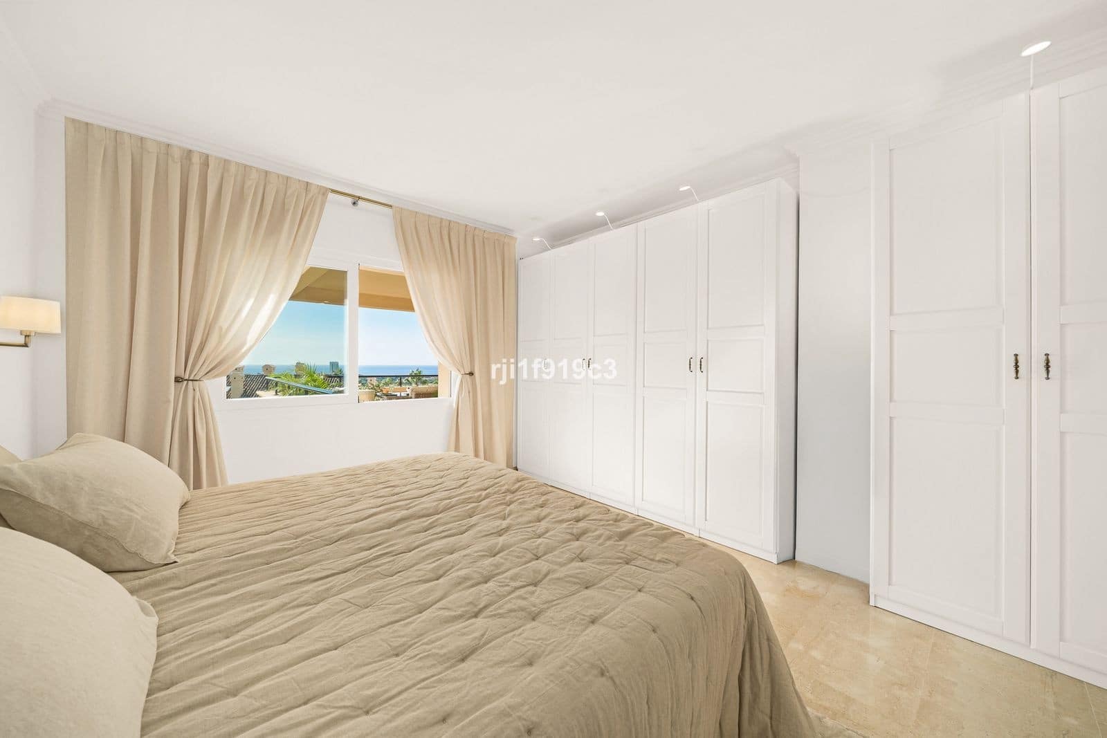 Apartamento de 3 habitaciones en Marbella en venta con piscina garaje - 770.000 € (Ref: 10054936)