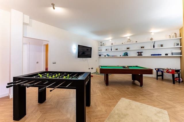6 sovrum Semi-fristående Villa till salu i Estepona med pool garage - 1 200 000 € (Ref: 10054938)
