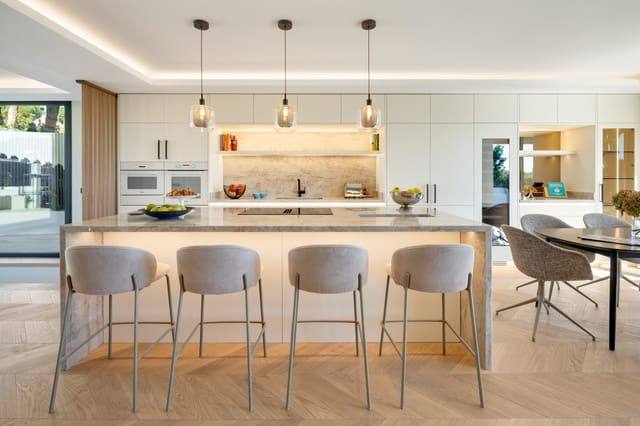 Chalet de 4 habitaciones en Marbella en venta con piscina garaje - 3.295.000 € (Ref: 10054941)