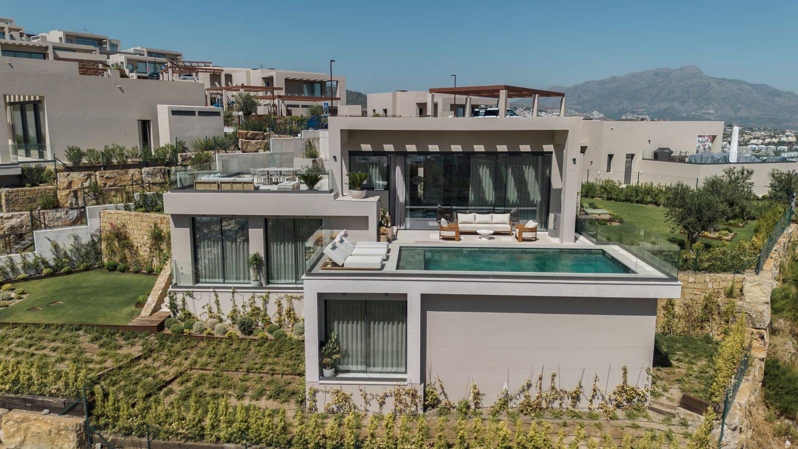 3 bedroom Villa for sale in Benahavis with pool garage - € 2,290,000 (Ref: 10058788)