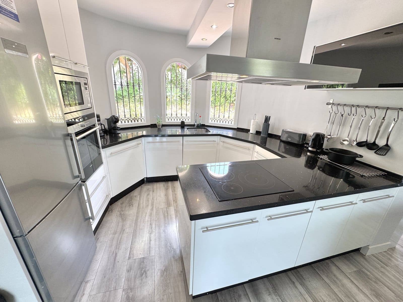 6 Zimmer Villa zu verkaufen in Mijas Costa mit Pool Garage - 1.350.000 € (Ref: 10067698)