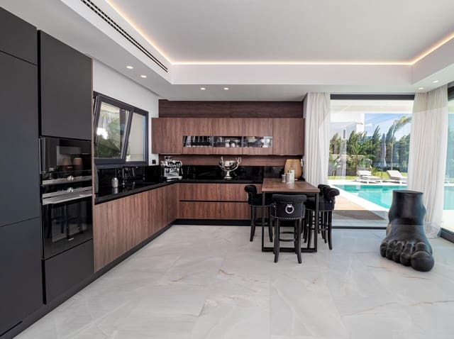 4 soveværelse Villa til salg i Manilva med swimmingpool garage - € 2.900.000 (Ref: 10078063)