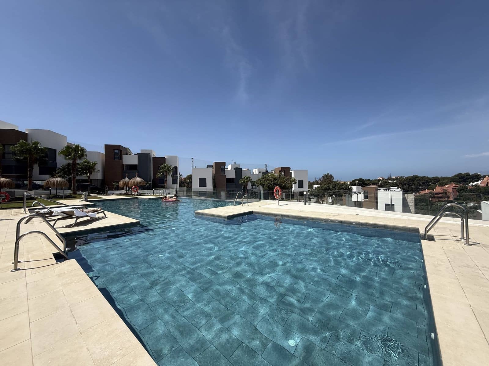 Ático de 3 habitaciones en Marbella en venta con piscina garaje - 919.000 € (Ref: 10085938)