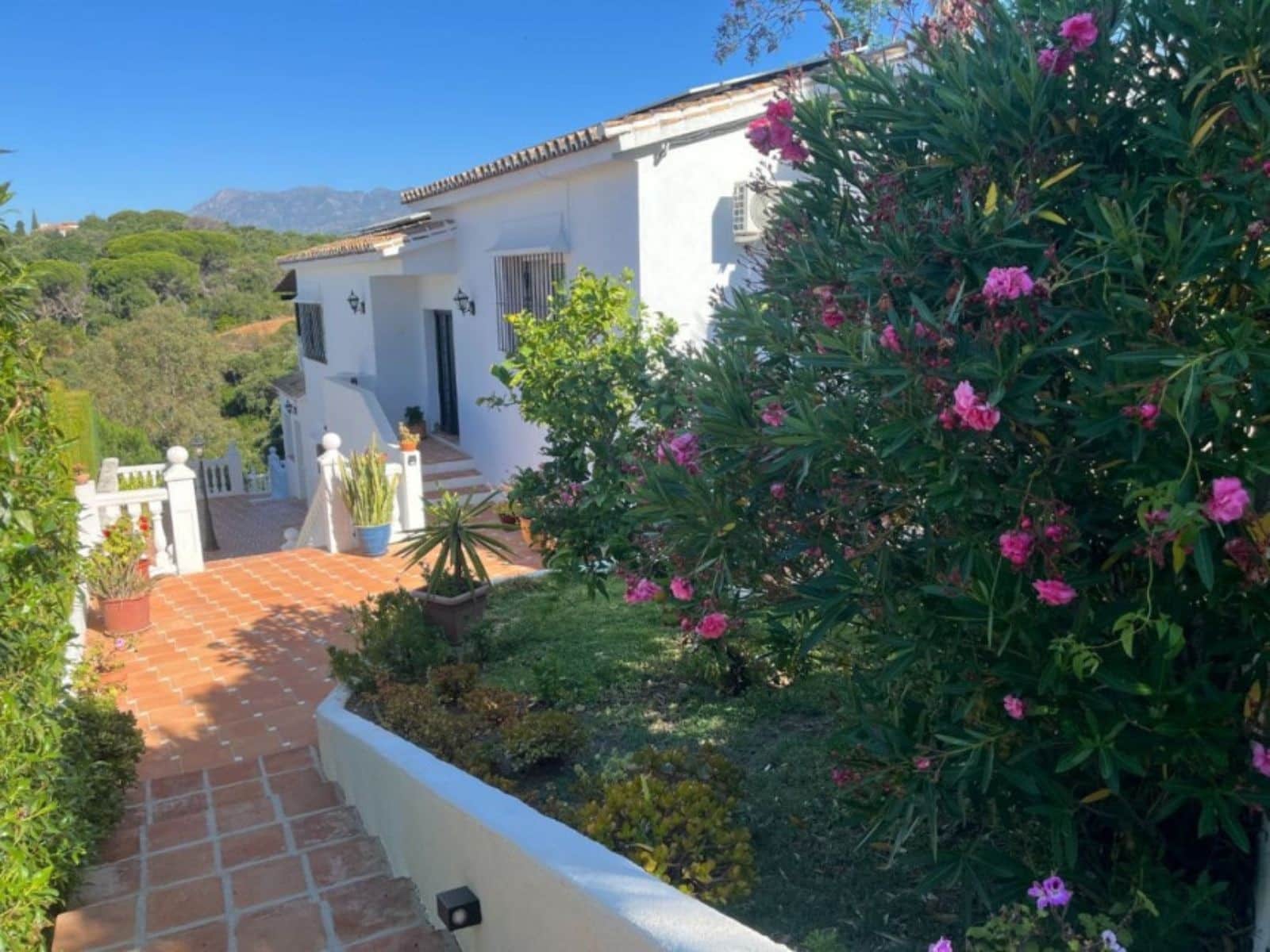5 sovrum Villa till salu i Marbella med pool garage - 1 175 000 € (Ref: 10085942)