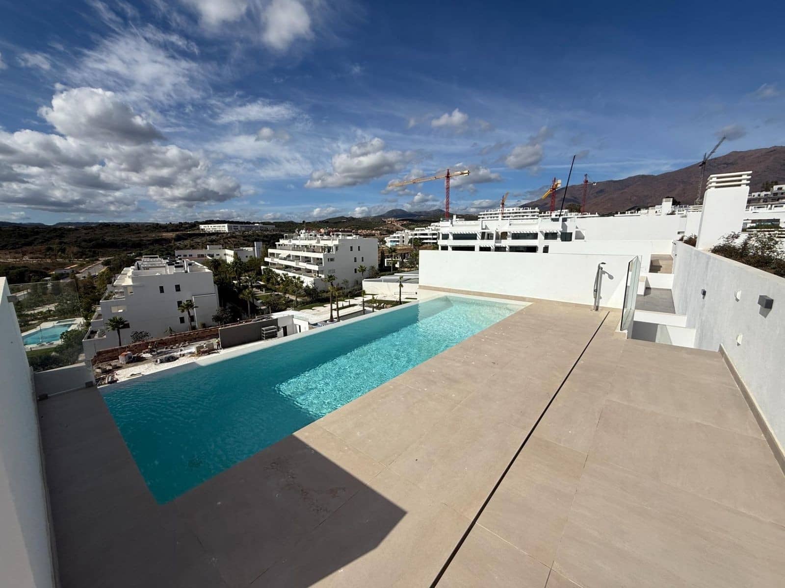 3 sypialnia Penthouse na sprzedaż w Estepona z basenem garażem - 1 100 000 € (Ref: 10100114)