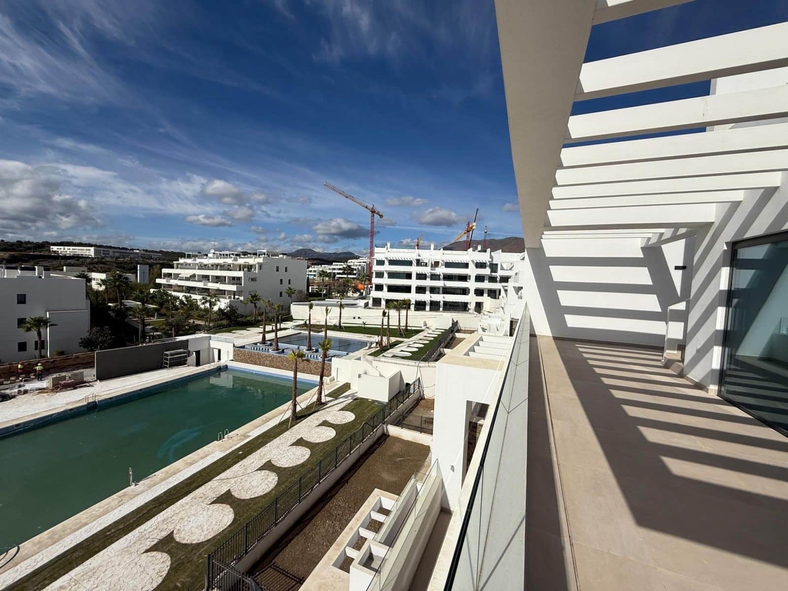3 sypialnia Penthouse na sprzedaż w Estepona z basenem garażem - 1 100 000 € (Ref: 10100114)